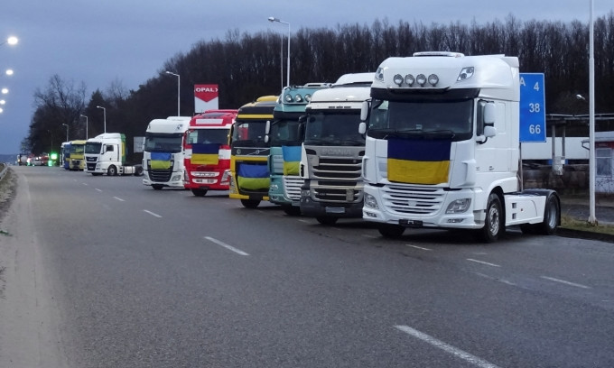 Loạt xe tải bị chặn ở trạm kiểm soát Rava-Ruska tại biên giới Ba Lan - Ukraine hôm 20/2. Ảnh: Reuters