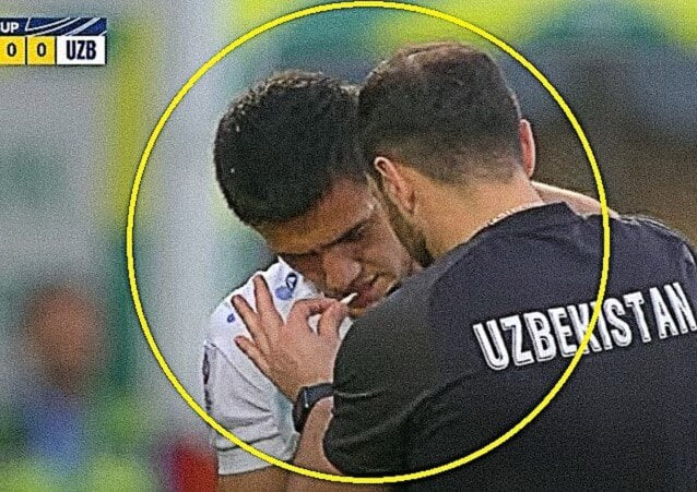 Cầu thủ Uzbekistan hít một chất lạ sau khi bị đau.