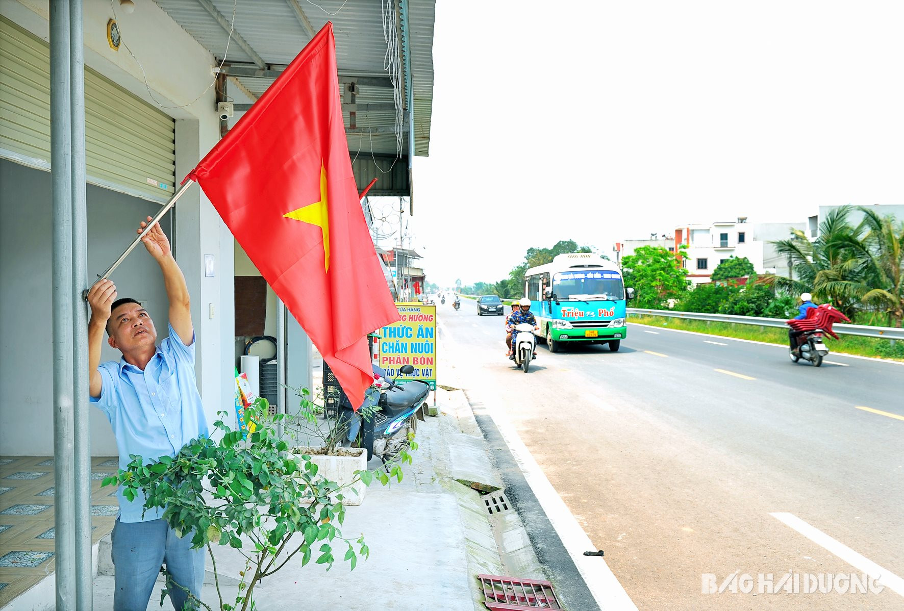 ảnh 3: Người dân xã Hồng Dụ (Ninh Giang) phấn khởi vì có con đường trục Đông - Tây mới to đẹp hơn