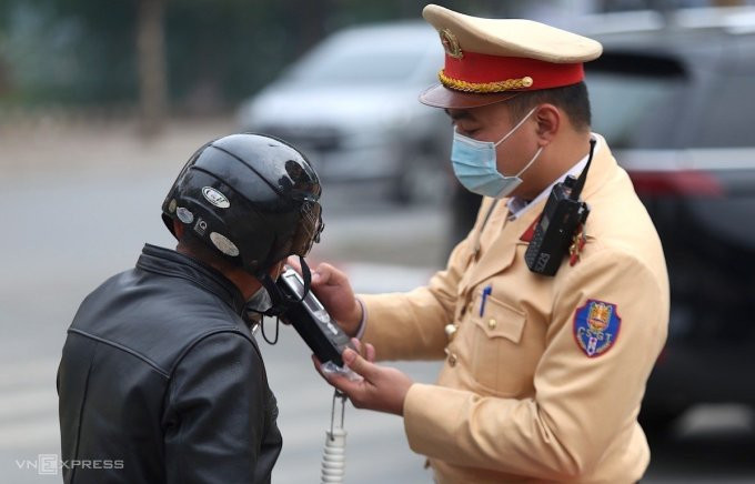 CSGT xử phạt người vi phạm ở Hà Nội. Ảnh: Gia Chính
