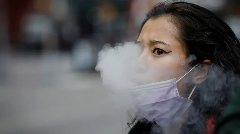Những người hút thuốc lá điện tử thường xuyên có lượng chì cao hơn tới 40% và gấp đôi lượng urani trong mẫu nước tiểu, theo nghiên cứu mới đây - Ảnh: REUTERS