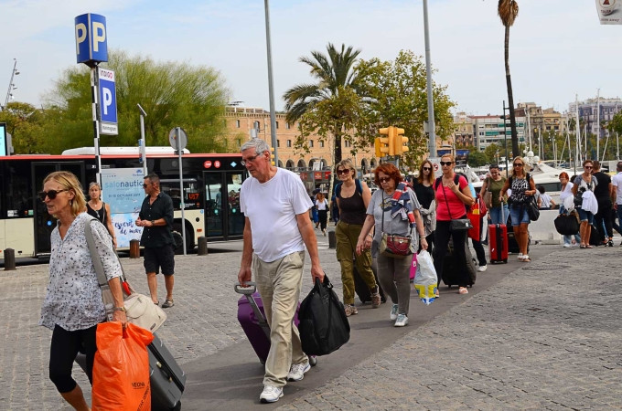 Khách du lịch đi theo đoàn đến Barcelona, Tây Ban Nha. Ảnh: Barcelona photo blog
