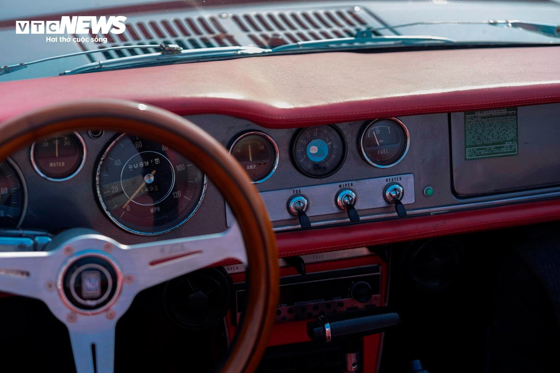 Nội thất của Datsun Fairlady 1969 mang đậm chất cổ điển.