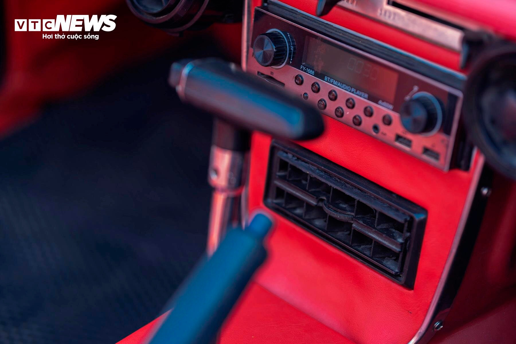 Đầu giải trí với kết nối Bluetooth và dàn âm thanh Pioneer trên Datsun Fairlady 1969.