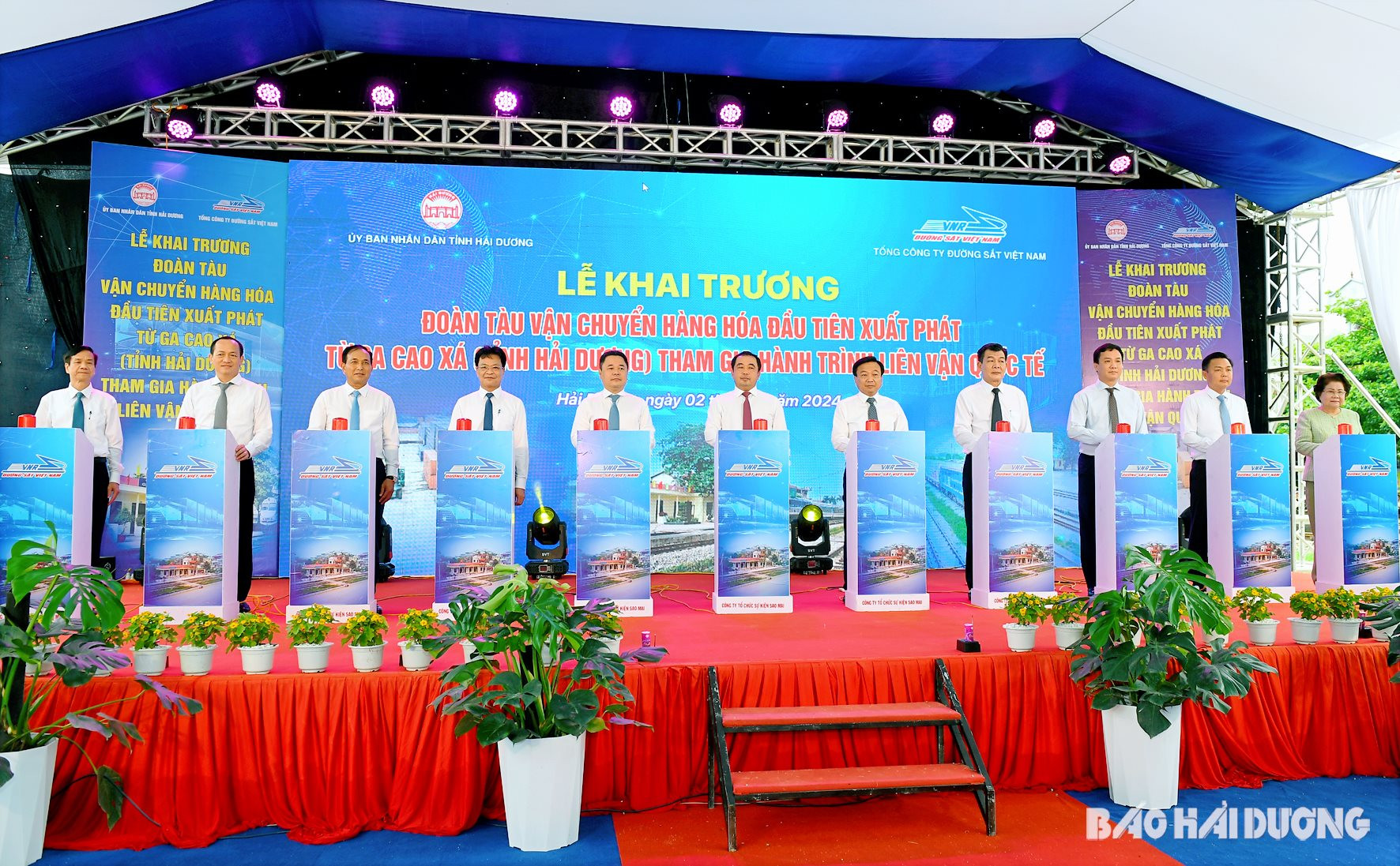 Các đồng chí lãnh đạo bộ, ban, ngành và tỉnh Hải Dương thực hiện nghi thức khai trương đoàn tàu vận chuyển hàng hóa đầu tiên từ ga Cao Xá tham gia hành trình liên vận quốc tế