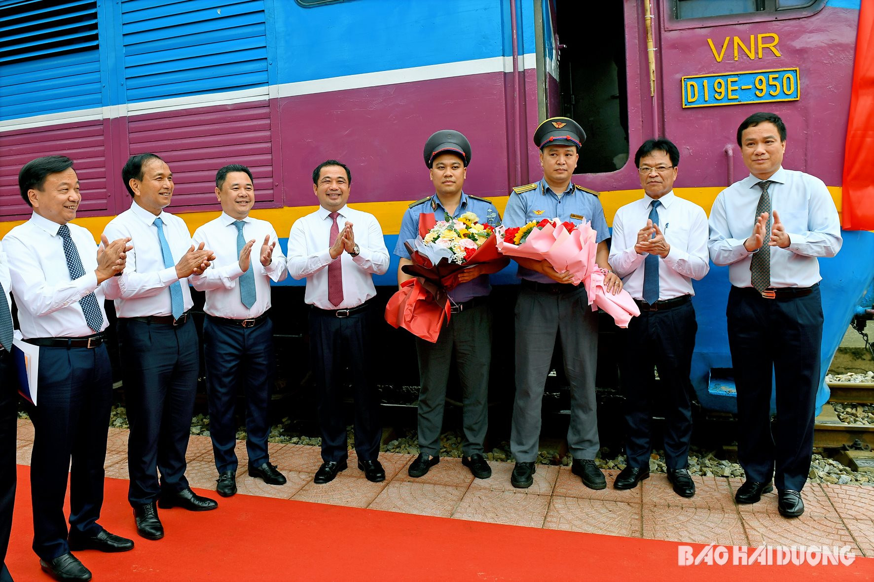 Ảnh trang 1: Các đồng chí lãnh đạo tỉnh Hải Dương và Tổng công ty Đường sắt Việt Nam tặng hoa Ban lái tàu