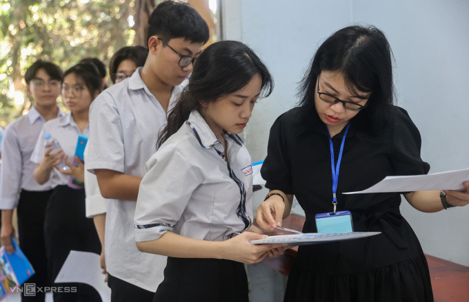 Học sinh lớp 12 trong buổi thi đánh giá năng lực của Đại học Quốc gia TP HCM hôm 7/4. Ảnh: Quỳnh Trần