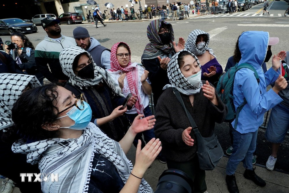 Sinh viên biểu tình để bày tỏ ủng hộ người Palestines tại đại học Columbia ở New York (Mỹ) ngày 30/4/2024. (Ảnh: AFP/TTXVN)