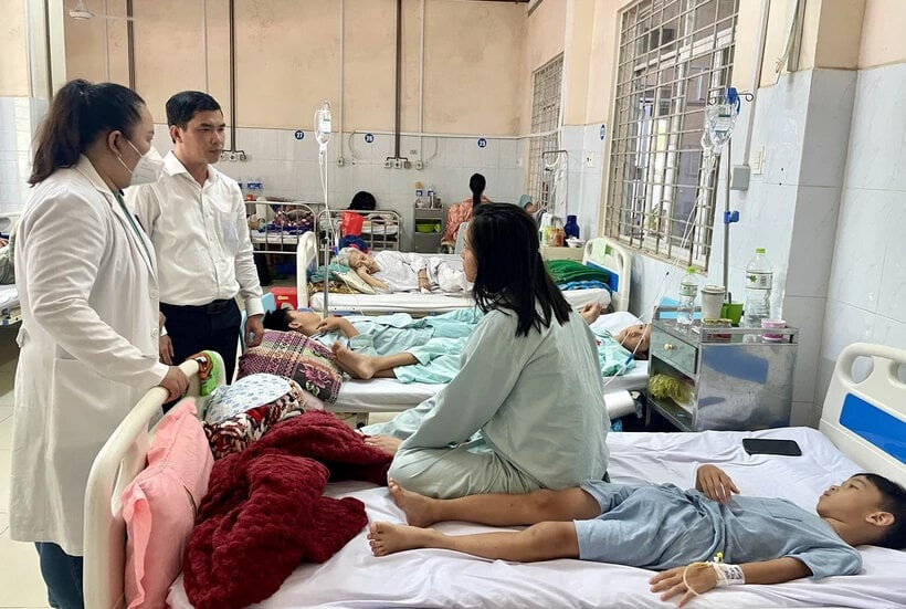 Lãnh đạo UBND TP Long Khánh (Đồng Nai) thăm hỏi, động viên các bệnh nhân nghi ngộ độc thực phẩm điều trị tại Bệnh viện đa khoa khu vực Long Khánh. (Ảnh: TTXVN)