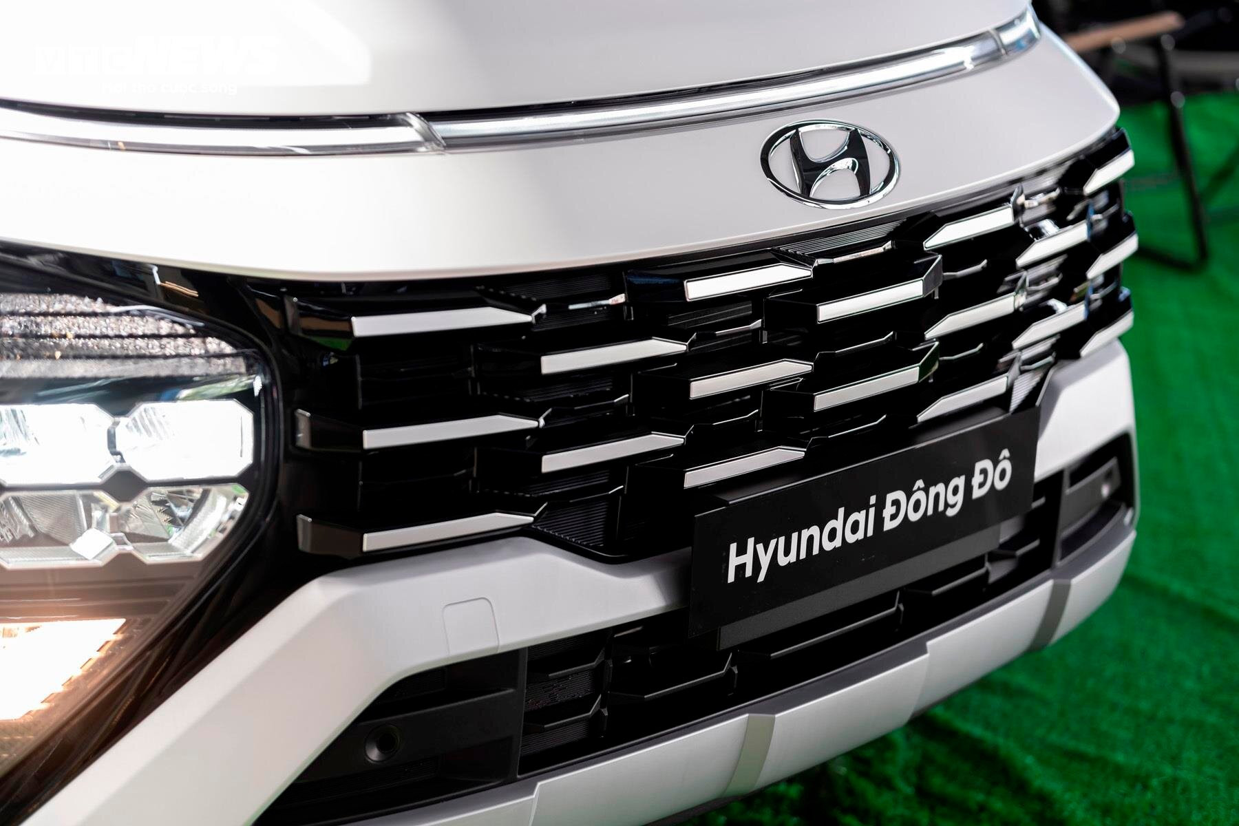 Hyundai Stargazer X đã chính thức về Việt Nam với 2 phiên bản Tiêu chuẩn và X cùng giá bán tương ứng là 559 triệu và 599 triệu đồng. Về thiết kế bên ngoài Hyundai Stargazer X không có quá nhiều khác biệt so với Hyundai Stargazer thường nhưng được bổ sung thêm một số chi tiết giúp tăng sự tiện nghi và an toàn trong quá trình vận hành. Trong đó có việc sở hữu lưới tản nhiệt thiết kế mới mang hơi hướng 3D nổi bật hơn.