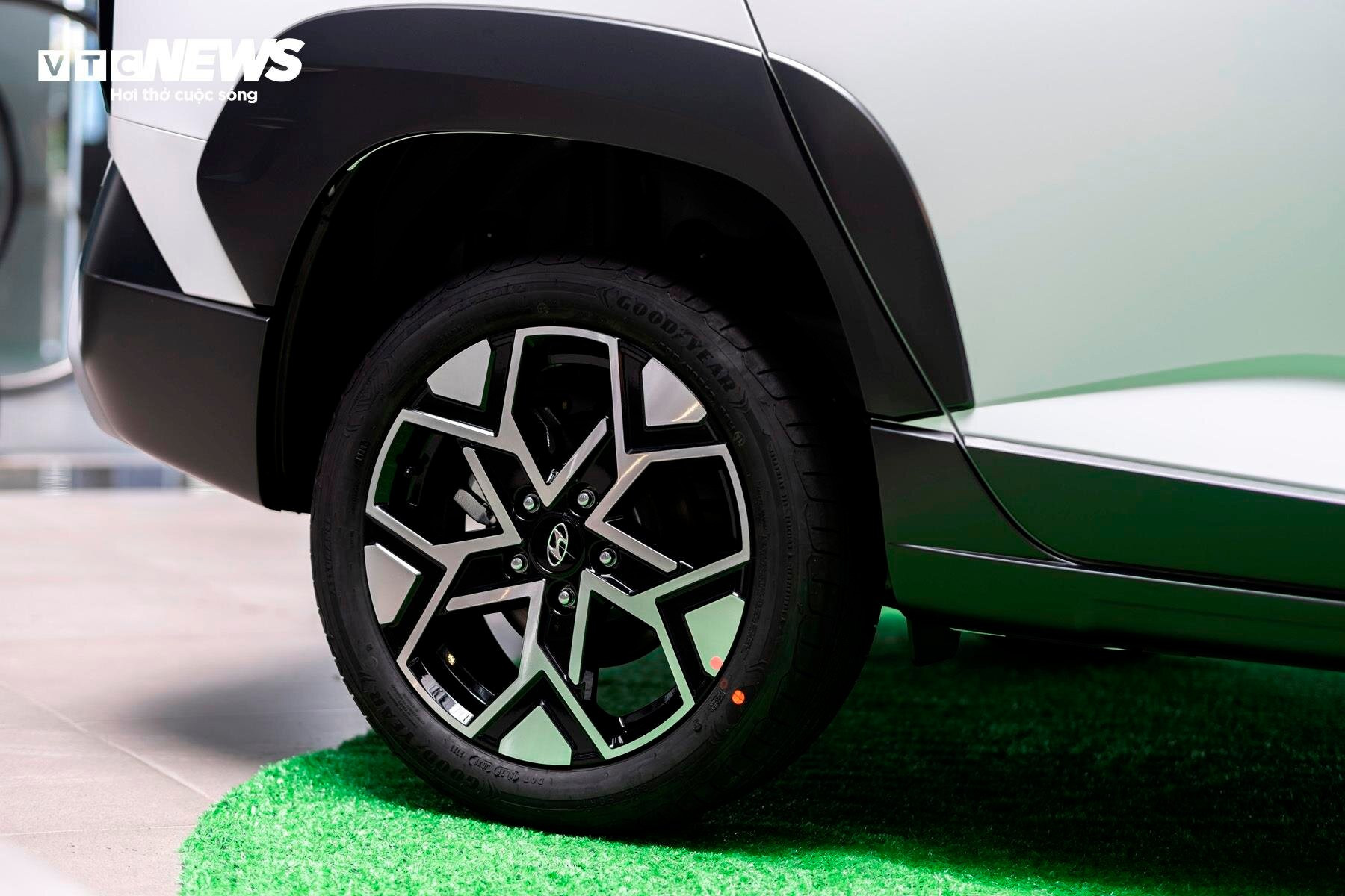 Hyundai Stargazer X được thêm ốp vè lốp đen tạo cảm giác cứng cáp hơn. Bên cạnh đó cỡ lốp của xe cũng được nâng lên 17 inch thay vì 16 inch như trước.