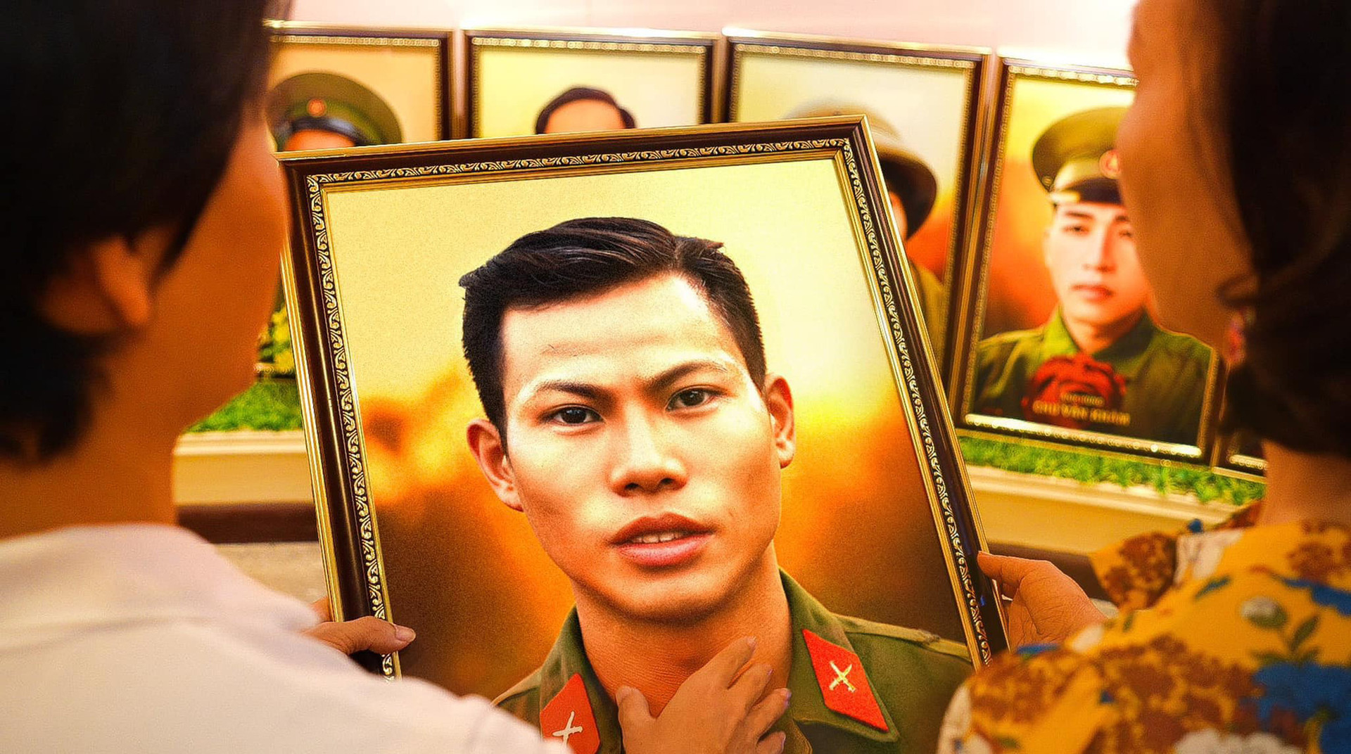 Đại diện Bảo tàng tỉnh Điện Biên nâng niu chân dung người anh hùng Tô Vĩnh Diện