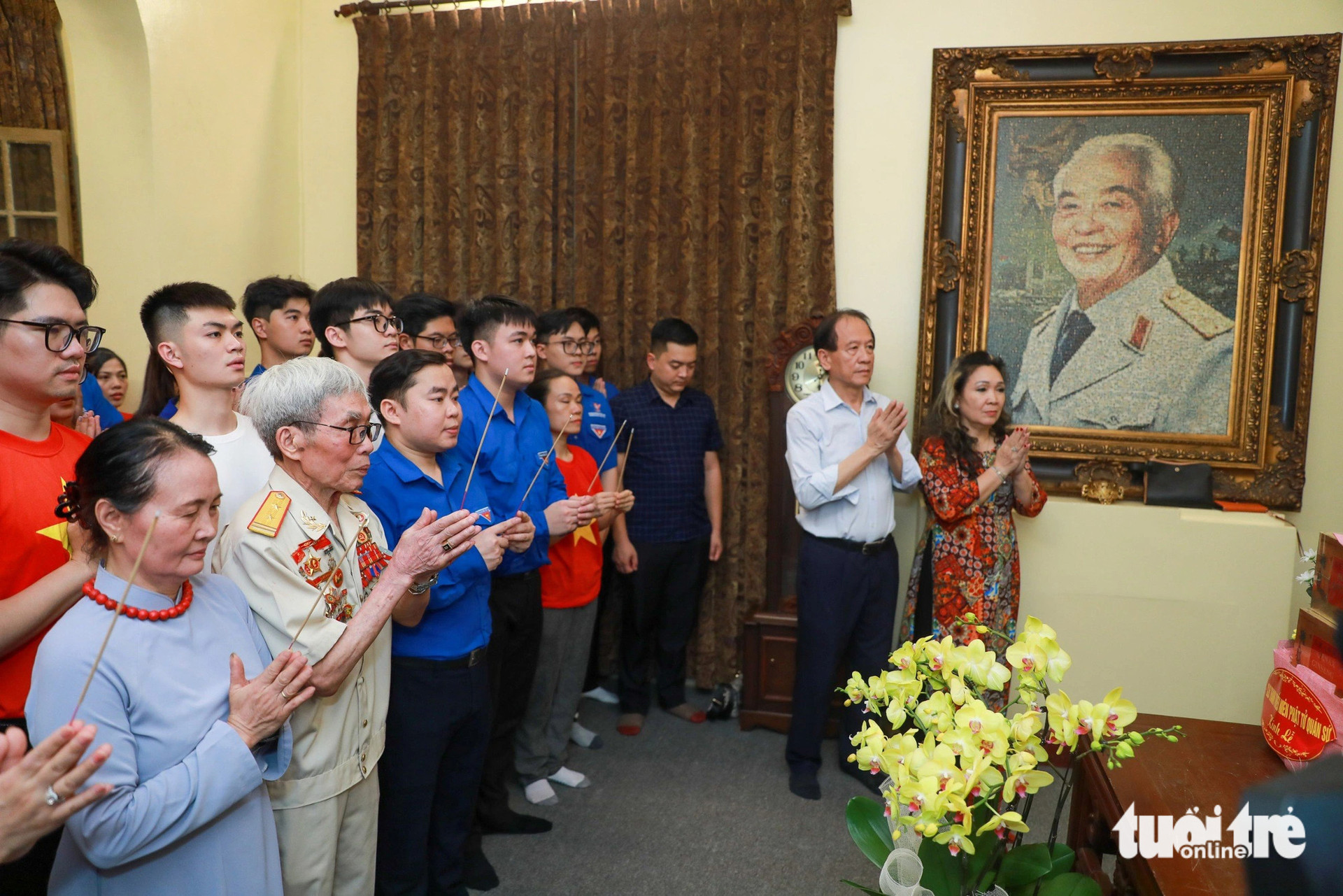 Thắp hương tưởng nhớ người anh cả của Quân đội nhân dân Việt Nam - Ảnh: DANH KHANG