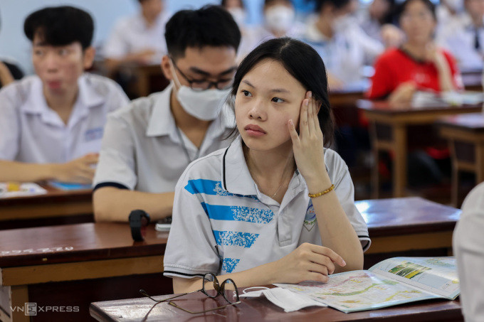 Thí sinh dự thi đánh giá năng lực của Đại học Quốc gia TP HCM hôm 7/4. Ảnh: Quỳnh Trần