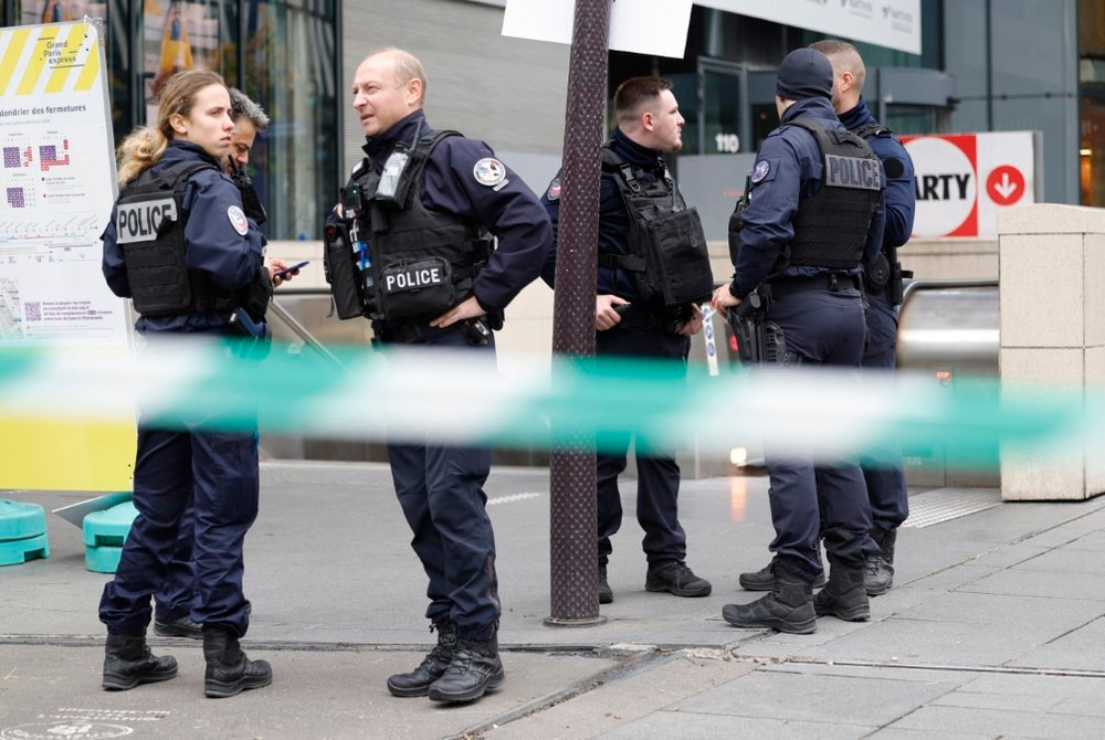 Cảnh sát Pháp phong tỏa một khu vực ở Paris trong một vụ việc xảy ra hồi tháng 10 năm ngoái. (Ảnh: AFP/TTXVN)