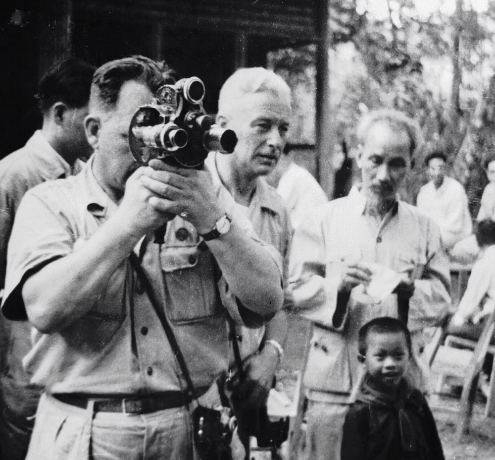 Chủ tịch Hồ Chí Minh và đạo diễn Roman Karmen cùng nhà quay phim Vladimir Yeshurin trong quá trình quay bộ phim tài liệu 