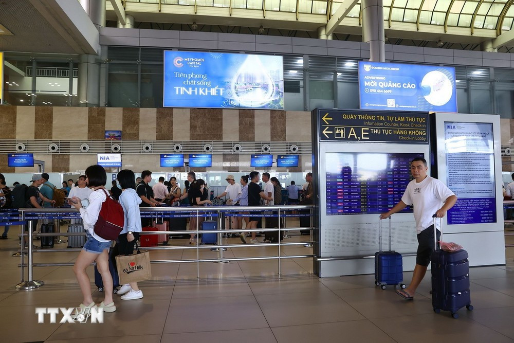 Hành khách tại Sân bay Nội Bài. (Ảnh: Huy Hùng/TTXVN)