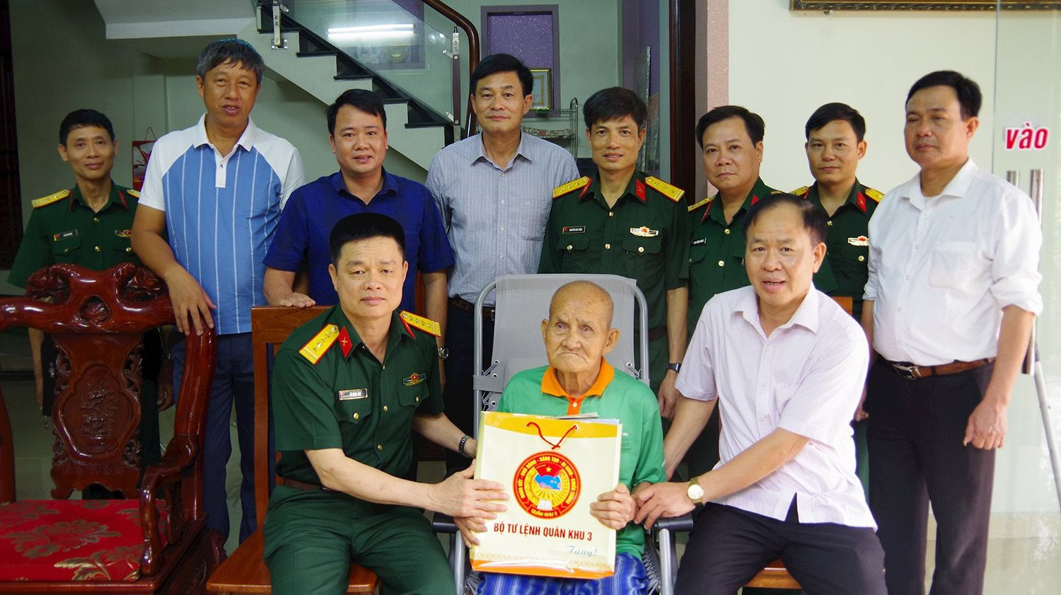 Lãnh đạo Bộ Chỉ huy quân sự tỉnh Hải Dương trao quà cho cựu chiến binh Điện Biên Phủ Vũ Đình Ngạc ở xã Tân Việt (Bình Giang)