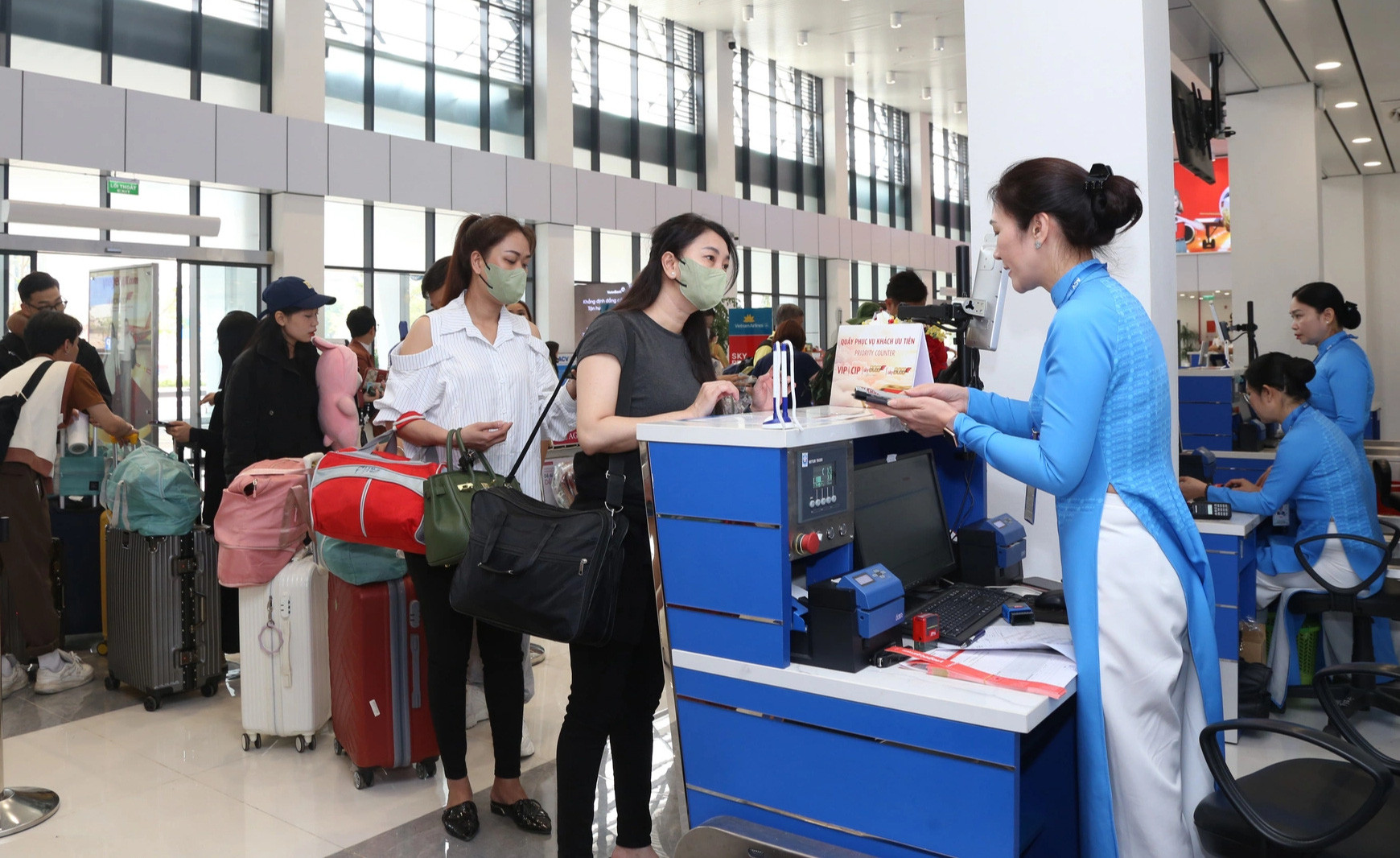 Hành khách làm thủ tục đi máy bay tại sân bay Điện Biên - Ảnh: ACV
