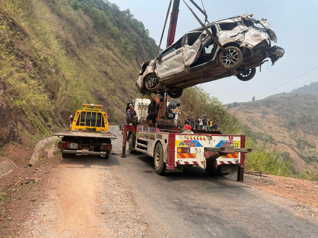Phải mất hai ngày, đội cứu hộ giao thông Sơn La mới đưa được chiếc xe lên đường để mang đi sửa chữa - Ảnh: A.T.