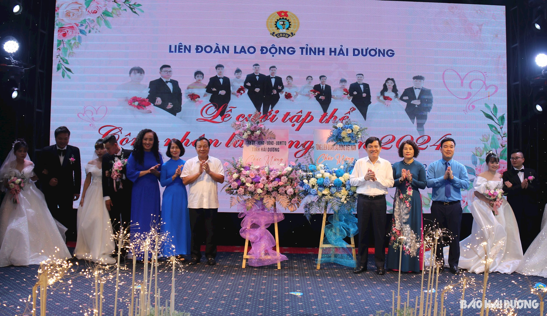 Các đồng chí lãnh đạo Tổng Liên đoàn Lao động Việt Nam, lãnh đạo Tỉnh ủy Hải Dương tặng hoa chúc mừng Liên đoàn Lao động tỉnh và các cặp đôi 