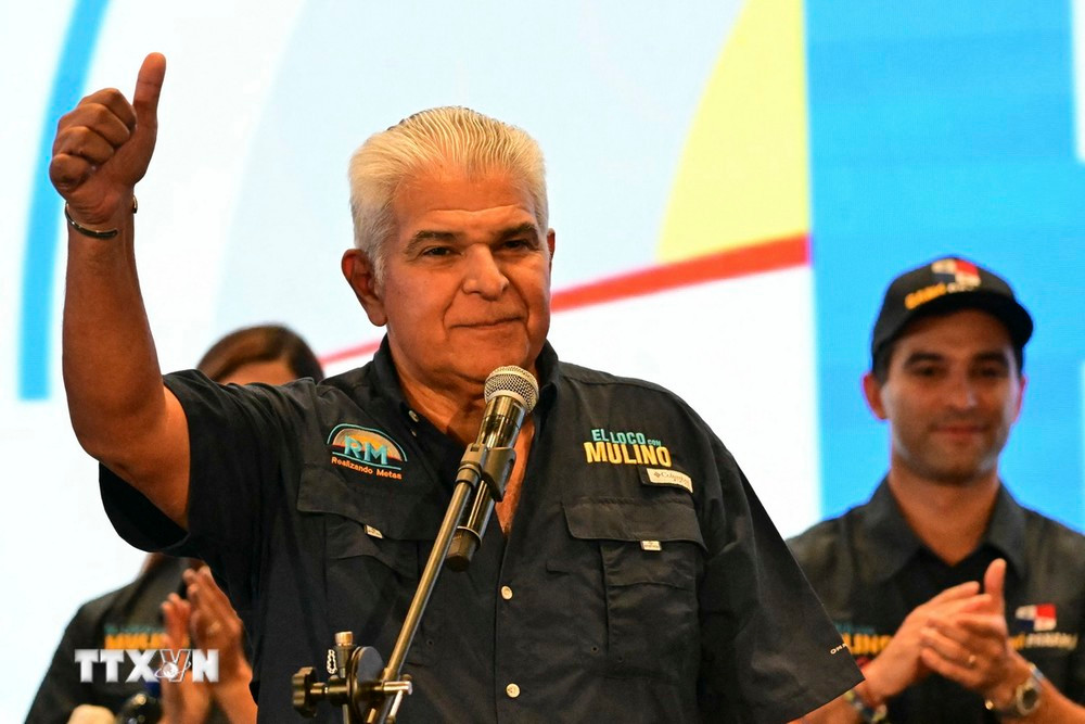Ông Jose Raul Mulino phát biểu trước những người ủng hộ sau khi giành chiến thắng trong cuộc bầu cử Tổng thống Panama tại Panama City ngày 5/5. (Ảnh: AFP/TTXVN)
