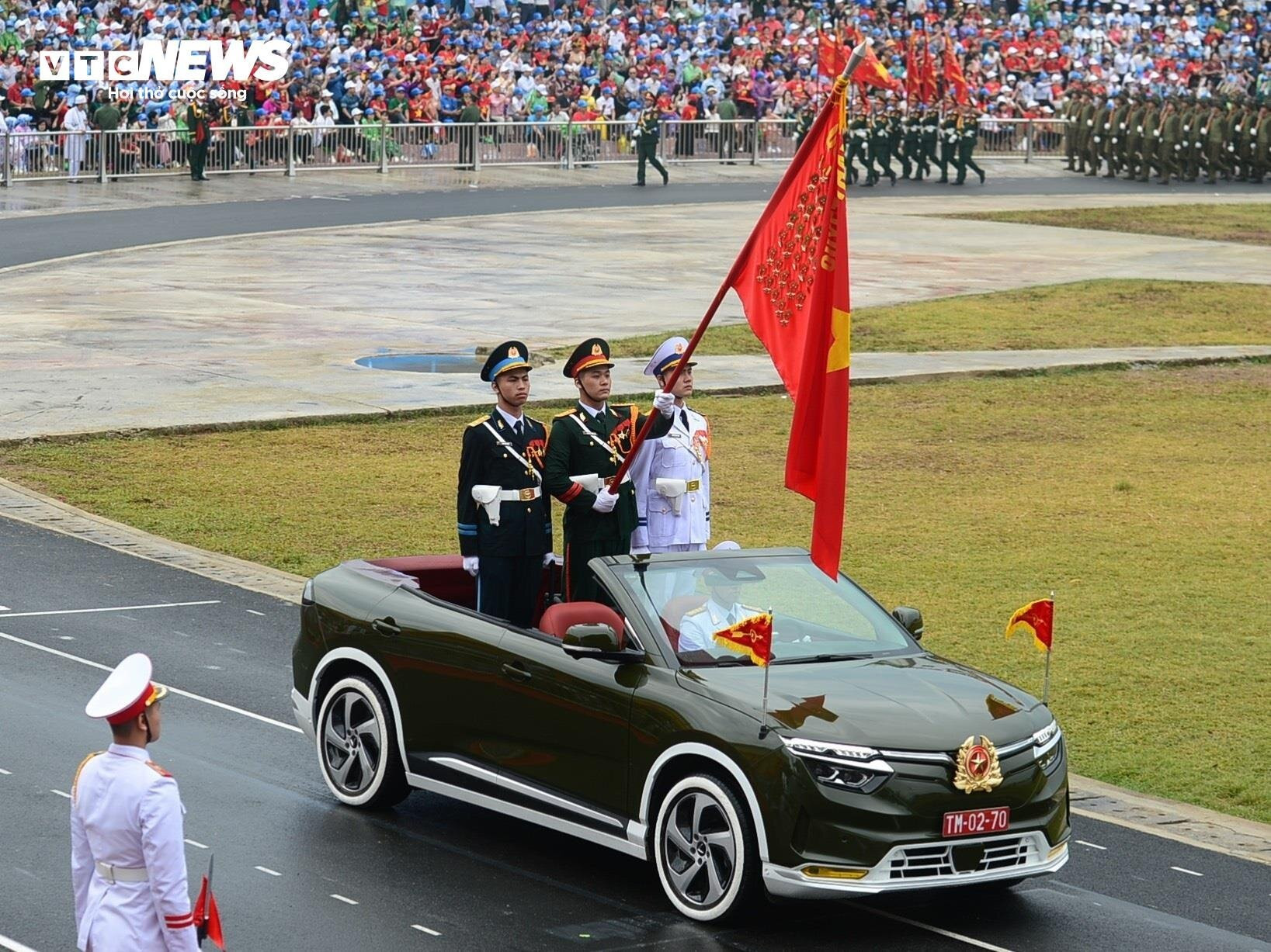 Sáng 7/5 diễn ra lễ kỷ niệm 70 năm chiến thắng Điện Biên Phủ (7/5/1954 - 7/5/2024) tại sân vận động tỉnh Điện Biên. Mẫu ô tô mui trần dẫn đầu đoàn diễu hành khối các lực lượng vũ trang. (Ảnh: Đắc Huy)