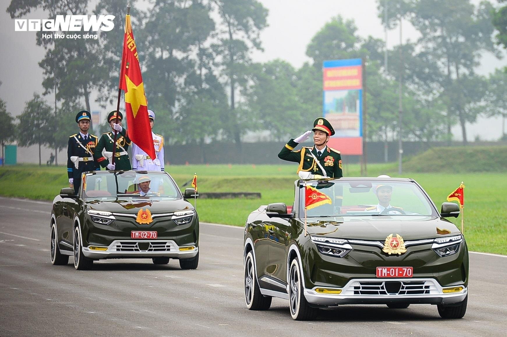Các xe đều được sơn lại theo yêu cầu, tiêu chuẩn riêng của Bộ Công an và Bộ Quốc phòng và sẽ được sử dụng trong các nghi thức, ngày lễ trọng đại, đặc biệt của Việt Nam. (Ảnh: Đắc Huy)