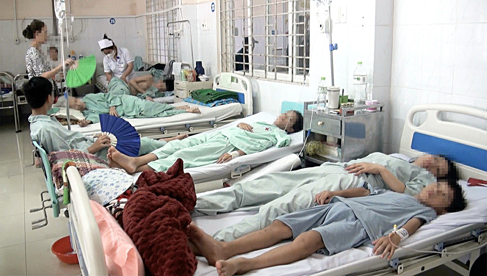 Có hơn 500 bệnh nhân đã vào bệnh viện theo dõi, điều trị sau khi ăn bánh mì Cô Băng ở TP Long Khánh, Đồng Nai - Ảnh: A.B.
