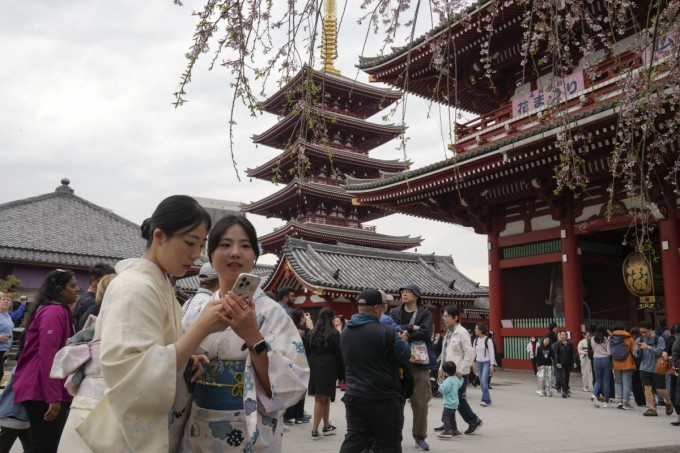 Du khách đến tham quan đền Sensoji ở khu Asakusa, Tokyo hôm 4/4,. Ảnh: EPA-EFE