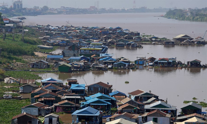 Nhà nổi trên sông Tonle Sap thuộc hệ thống sông Mekong gần thủ đô Phnom Penh tháng 2/2021. Ảnh: Reuters