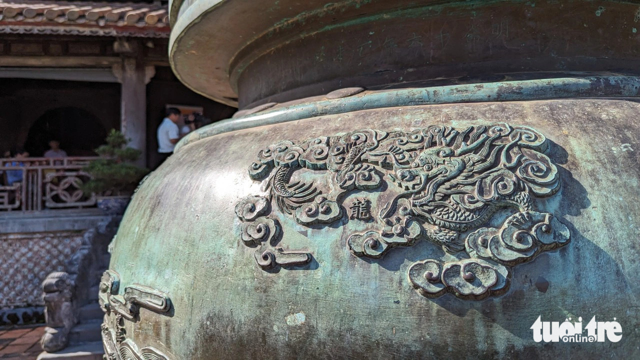 Con rồng triều Nguyễn tượng trưng cho vương quyền được đúc trên cửu đỉnh - Ảnh: NHẬT LINH