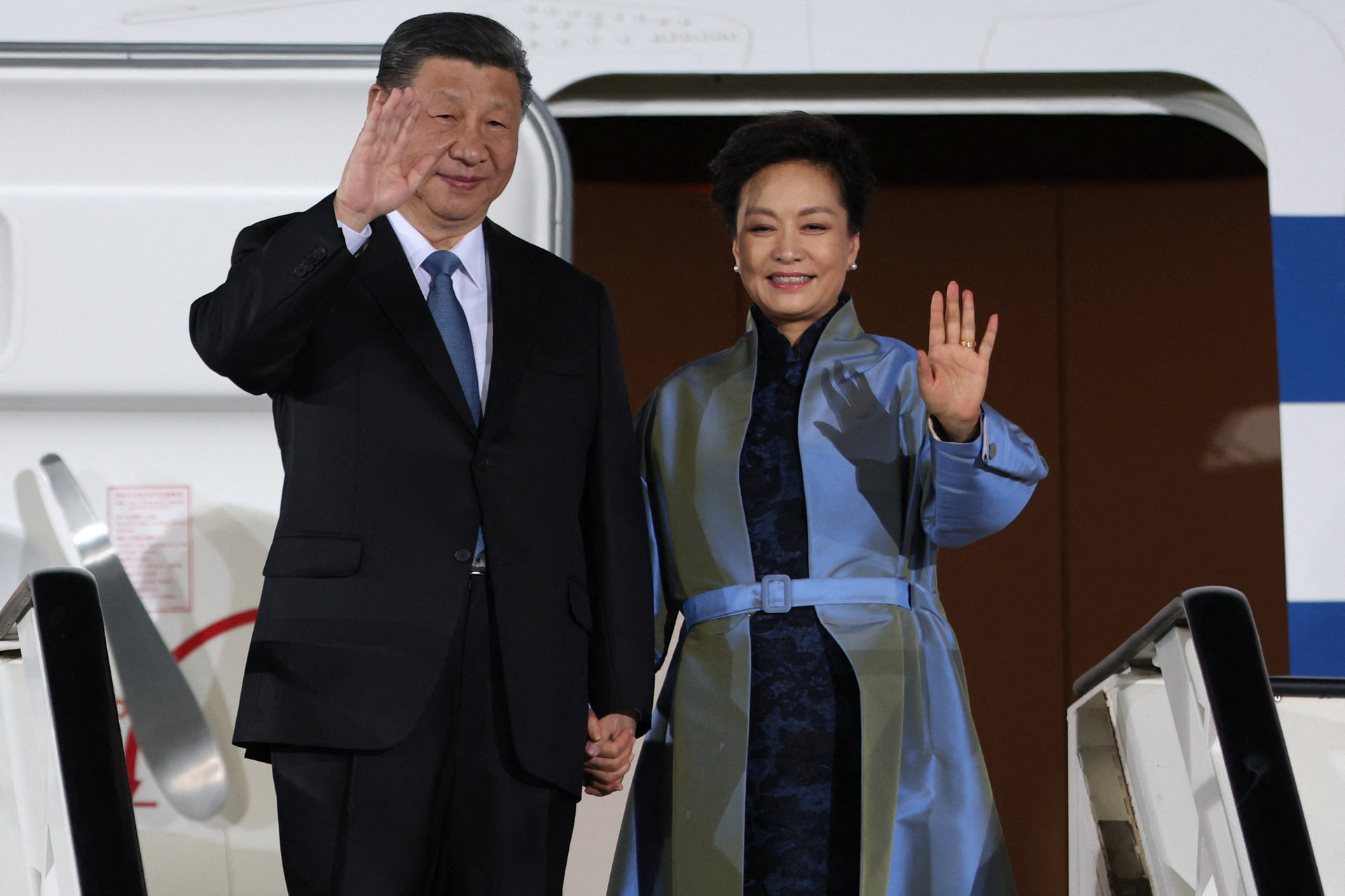 Chủ tịch Trung Quốc Tập Cận Bình và phu nhân Bành Lệ Viện vẫy tay chào khi đến sân bay Nikola Tesla ở Belgrade, Serbia ngày 7-5 - Ảnh: REUTERS