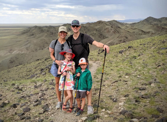 Gia đình Sullivan chụp ảnh lưu niệm tại sa mạc Gobi ở Mông Cổ.