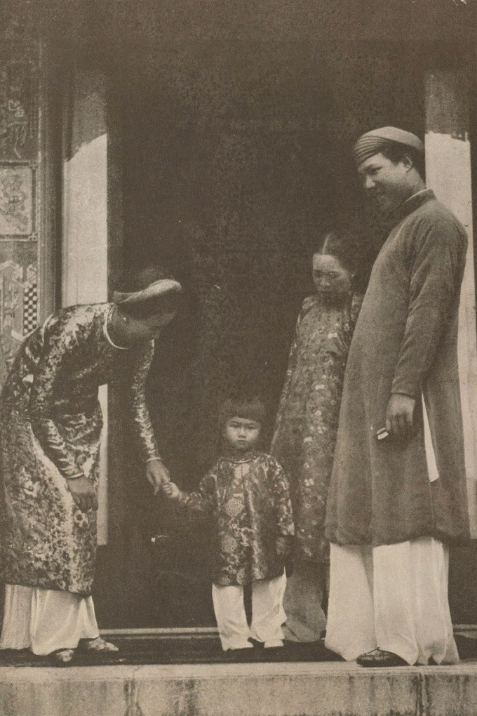 Nam Phương hoàng hậu, vua Bảo Đại và Hoàng tử Bảo Long (giữa). Ảnh: NXB Tổng hợp TP HCM