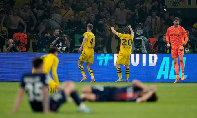 Dortmund (áo vàng) mừng sau hiệu còi mãn cuộc trận thắng PSG 1-0 ở lượt về bán kết Champions League trên sân Parc des Princes, thành phố Paris, Pháp tối 7/5/2024. Ảnh: AP