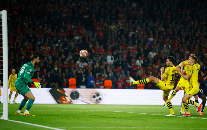 Dortmund (áo vàng) loại PSG khỏi Champions League. Ảnh: Reuters