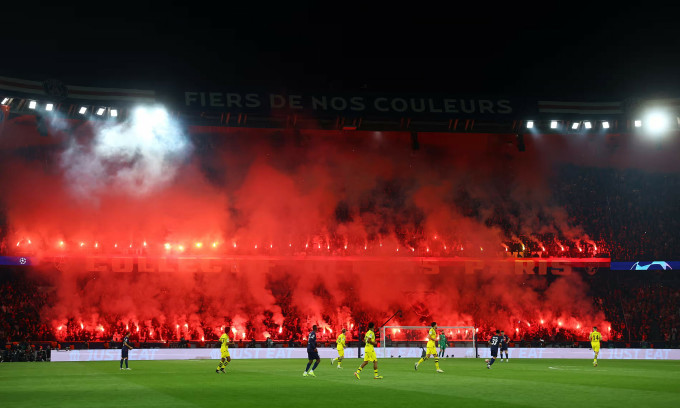 Khán giả PSG đốt pháo sáng đỏ rực khán đài trong hiệp hai. Ảnh: Reuters