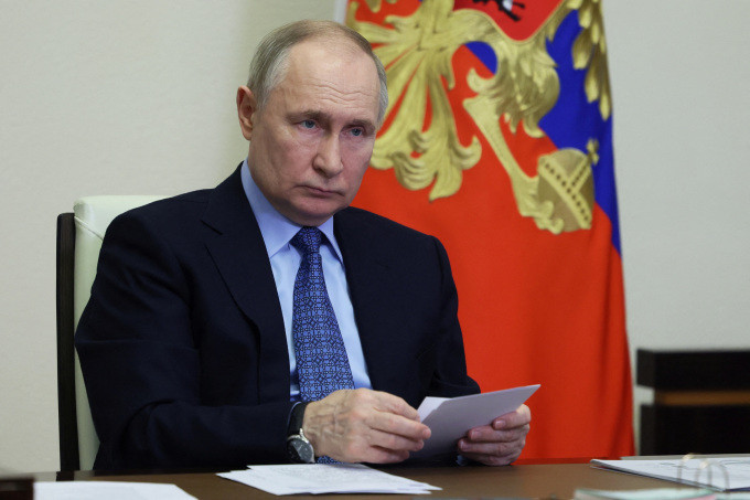 Tổng thống Nga Vladimir Putin chủ trì cuộc họp trực tuyến từ dinh thự Novo-Ogaryovo, ngoại ô Moskva, ngày 28/3. Ảnh: Reuters