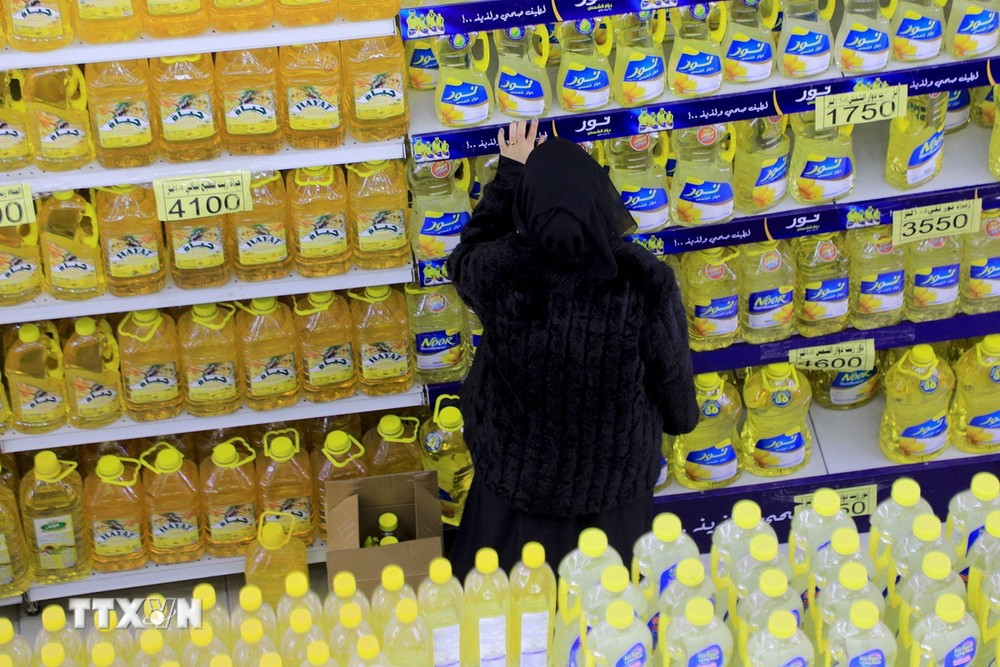 Người tiêu dùng chọn mua hàng hóa tại siêu thị ở Sanaa, Yemen. (Ảnh: AFP/TTXVN)