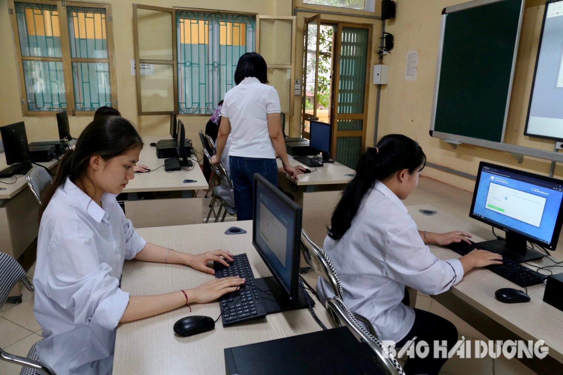 Học sinh lớp 12 Trường THPT Trần Phú (Chí Linh) thao tác đăng ký dự thi tốt nghiệp THPT năm 2024 tại trường