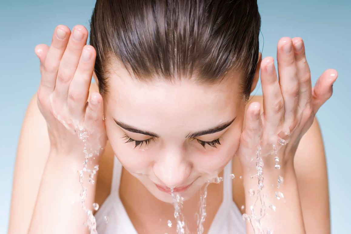 Sau khi bôi kem chống nắng, bạn nên đợi khoảng 15 - 30 phút trước khi rửa mặt.