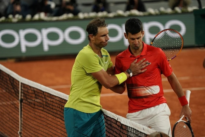 Nadal (trái) và Djokovic ở tứ kết Roland Garros 2022 tại Paris, Pháp. Ảnh: ATP