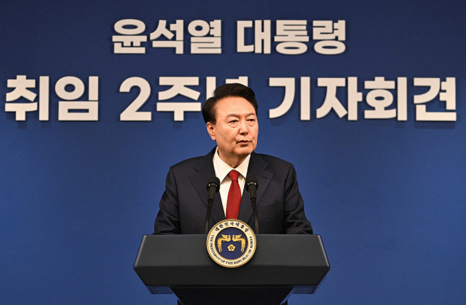 Tổng thống Hàn Quốc xin lỗi vì hành động "thiếu sáng suốt" của vợ