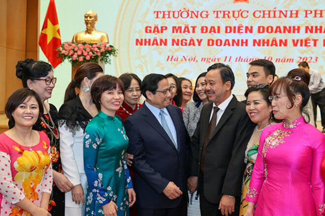 Thủ tướng Phạm Minh Chính trò chuyện với các doanh nhân, đại biểu tham dự buổi gặp mặt hồi tháng 10/2023. (Ảnh:VGP)