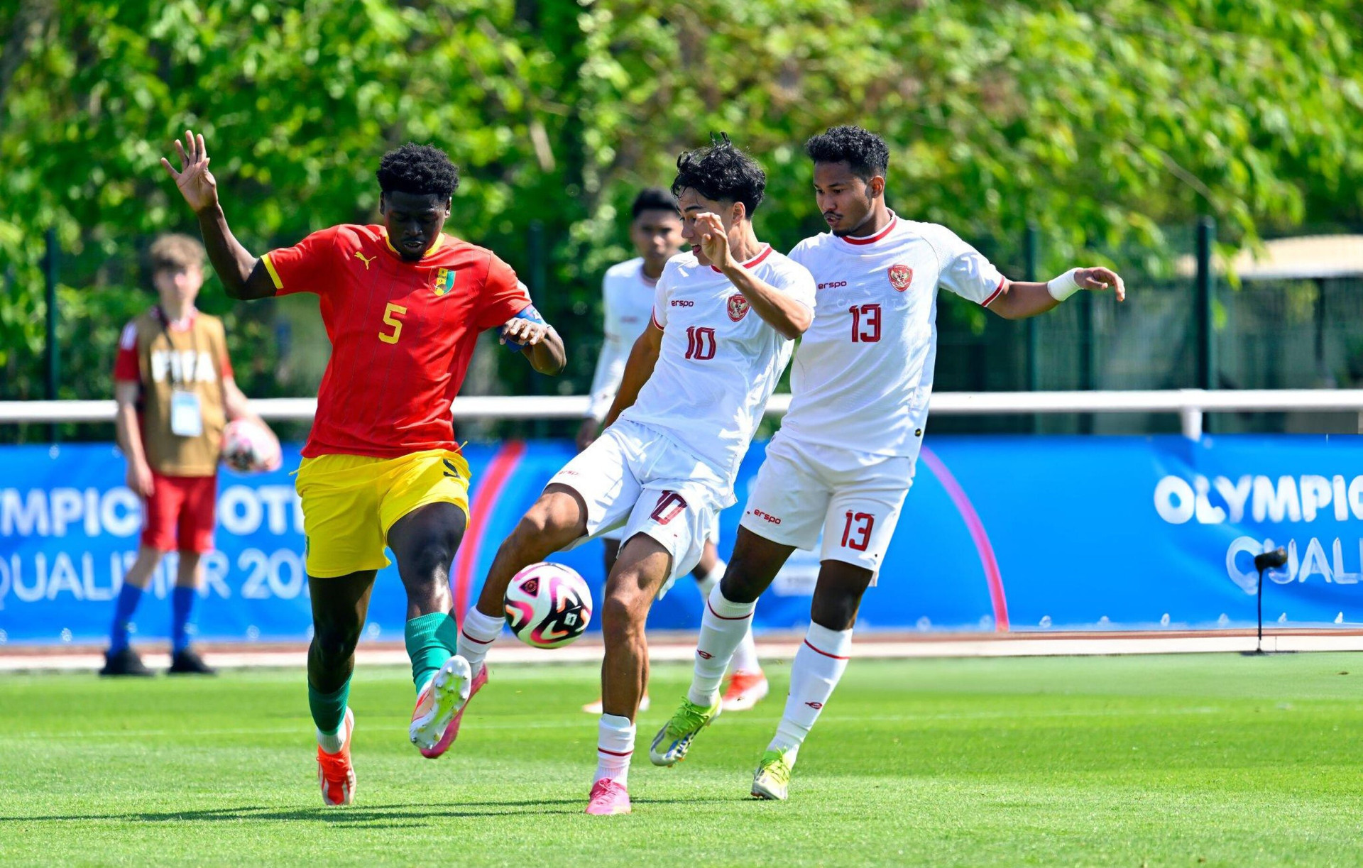 U23 Guinea (áo đỏ) vượt trội U23 Indonesia. (Ảnh: Getty Images)