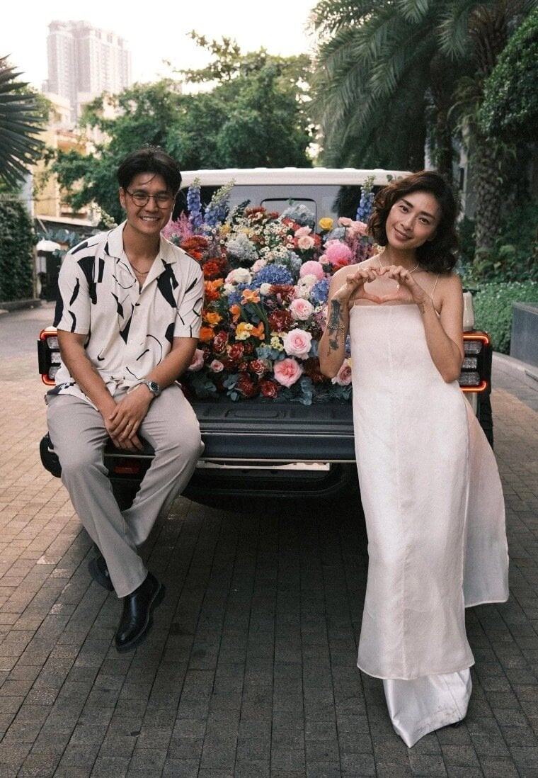 Trong dịp sinh nhật tuổi 45 của vợ, Huy Trần tạo bất ngờ cho cô bằng món quà là chiếc xe tải chở đầy hoa cùng chiếc điện thoại mới khiến nhiều người không khỏi ngưỡng mộ.