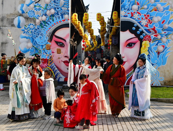 Du khách mặc trang phục truyền thống của Trung Quốc chụp ảnh tại phố cổ Poyang ở Kim Hoa, tỉnh Chiết Giang vào ngày cuối cùng của năm 2023. Ảnh: Xinhua