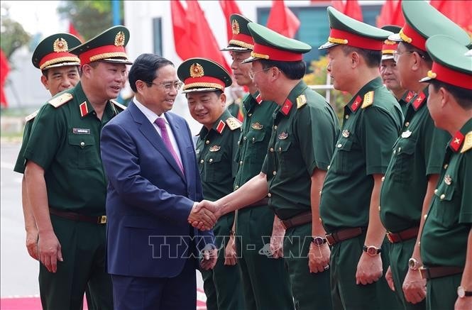 PM Pham Minh Chinh and officiers, soldiers of Army Corps 12 (Photo: VNA)