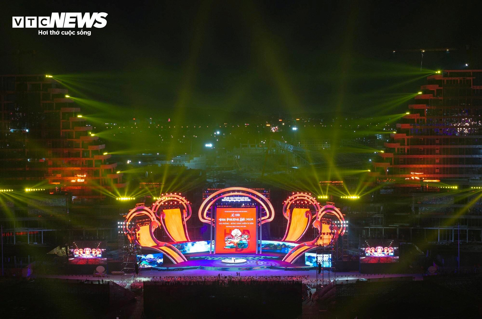 Đây là chương trình đêm hội có quy mô lớn nhất từ trước đến nay trên địa bàn thành phố Hải Phòng cả về sân khấu, khán giả, khán đài có sức chứa lên đến đến 18.000 người. (Ảnh: Đức Nghĩa)